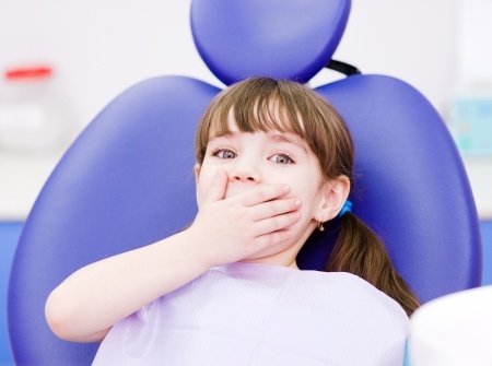 Mała dziewczyna na fotelu dentystycznym